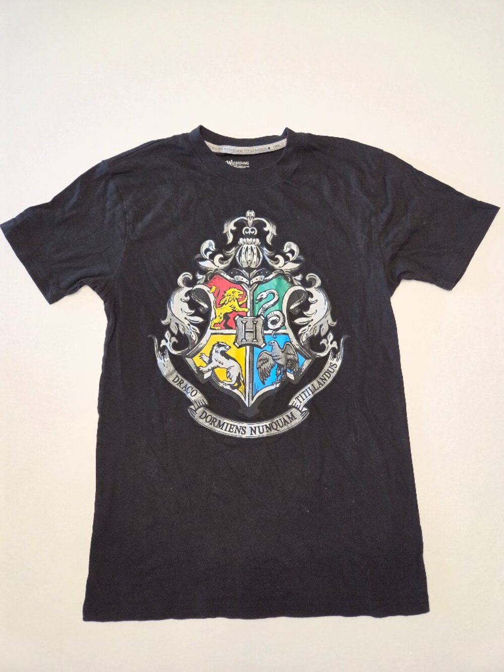 The Wizarding World of Harry Potter Men's Hogwarts Crest Shirt Black Size XS